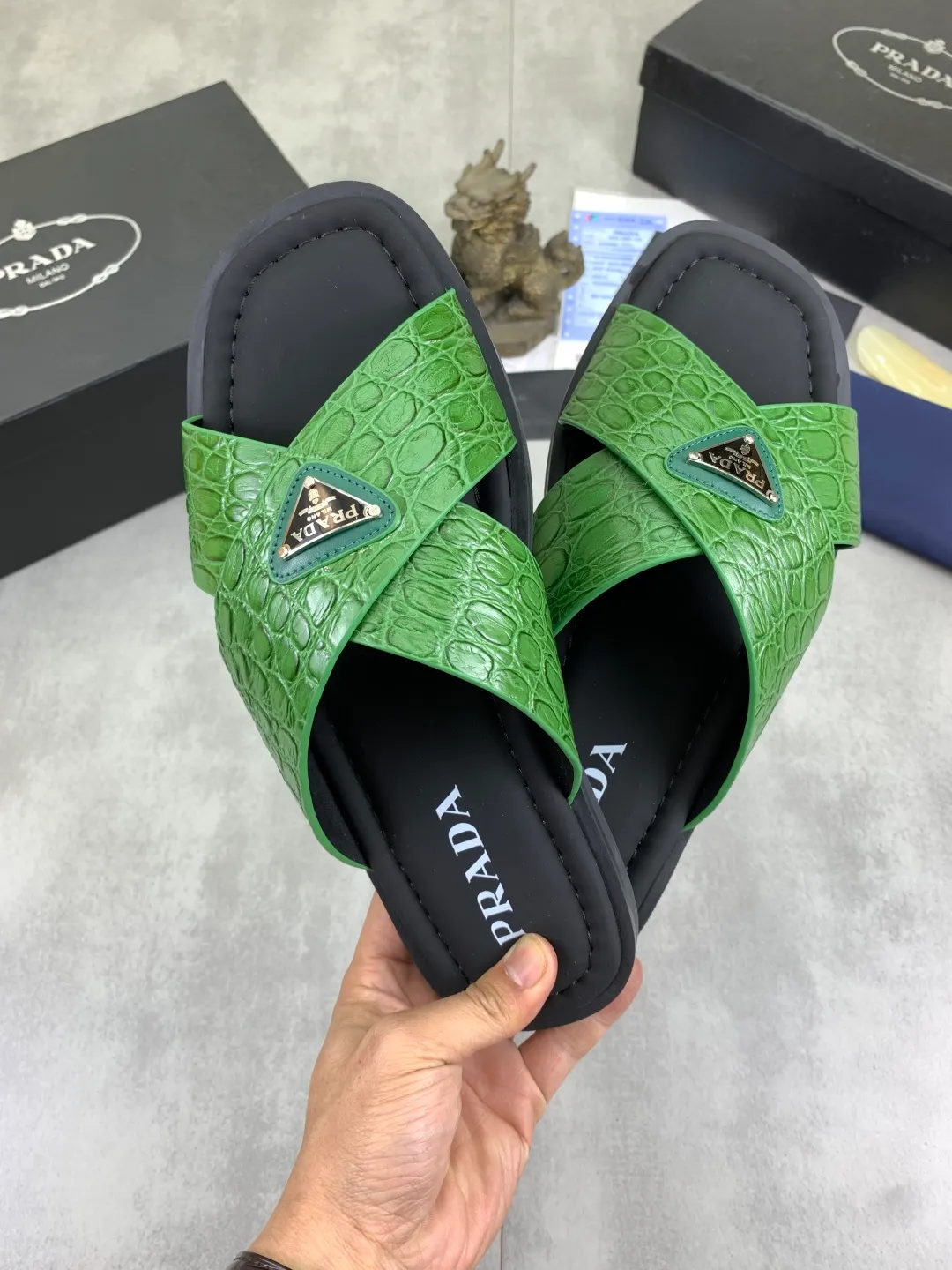 Men's shoes 💰P320💰【New style】🎁🎁🎁 PRADA Prada's new casual slippers, original official website 1:1, perfect workmanship, conveying a kind of noble luxury, sublimating its definition of luxury in Prada's high-end extraordinary craftsmanship. Original combination outsole, size: 39-46 colors 🉑️ to choose from